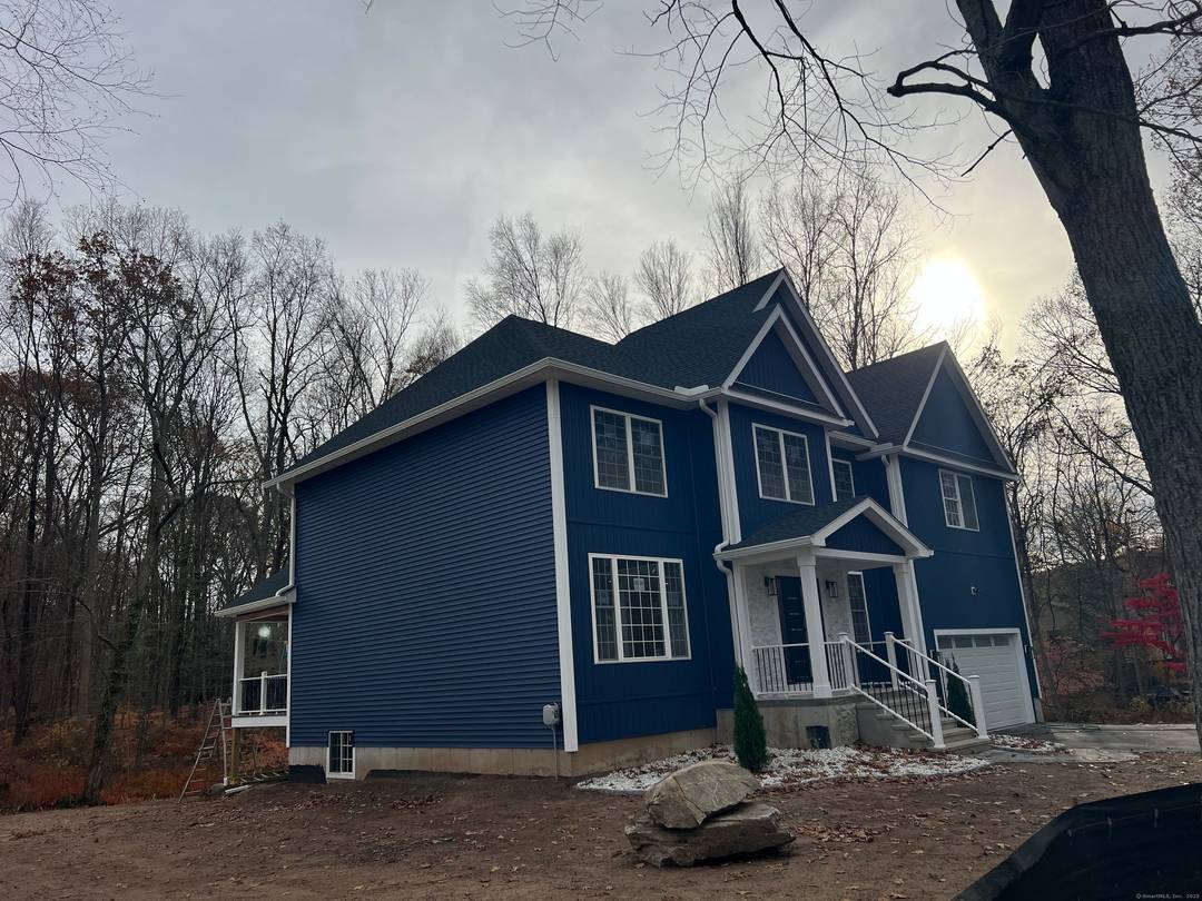 ONLY A 3 MINUTE WALK TO THE BEACH !