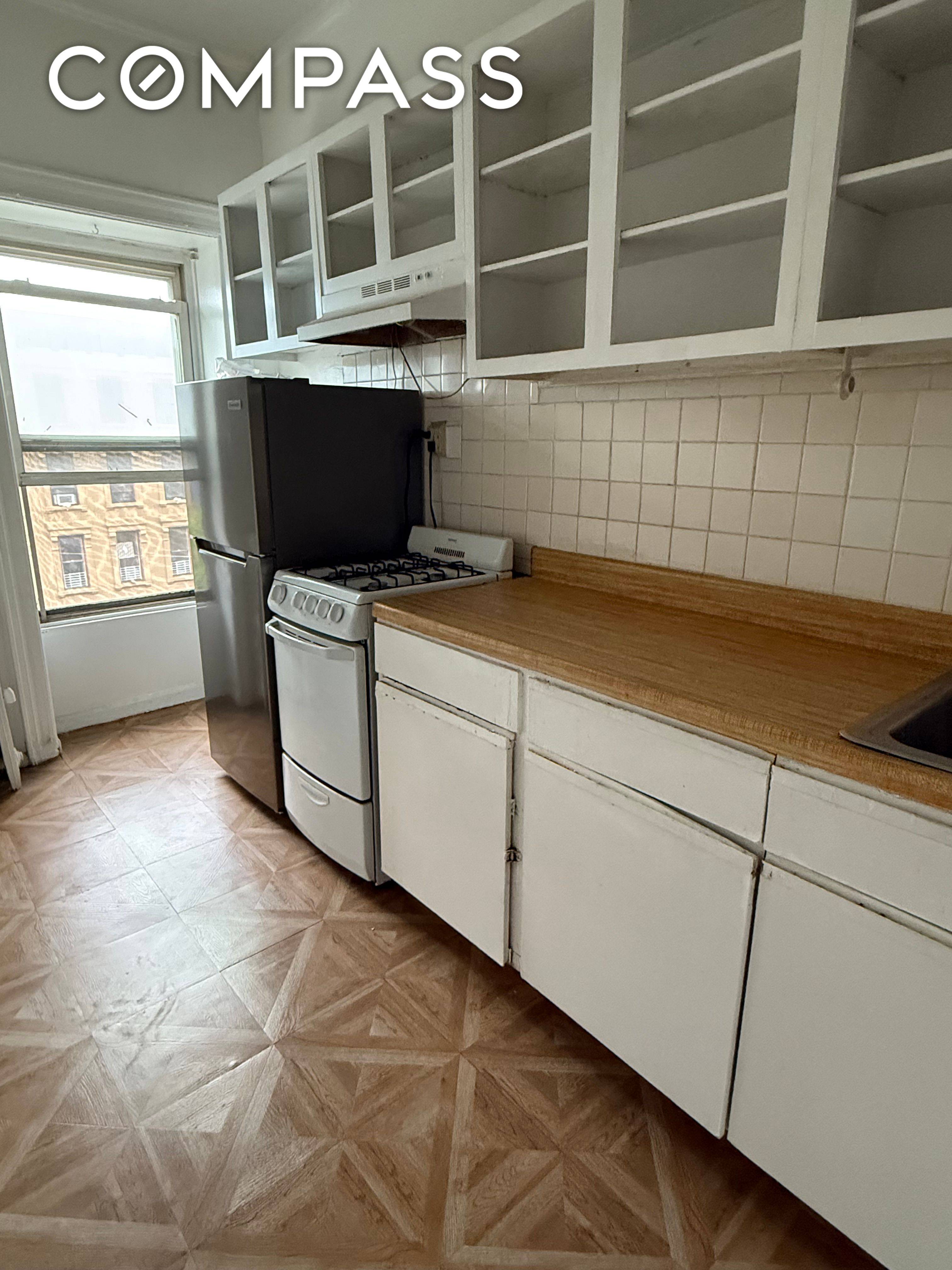 Sunny and spacious one 1 bedroom apartment on 7th Avenue in the heart of Park Slope !