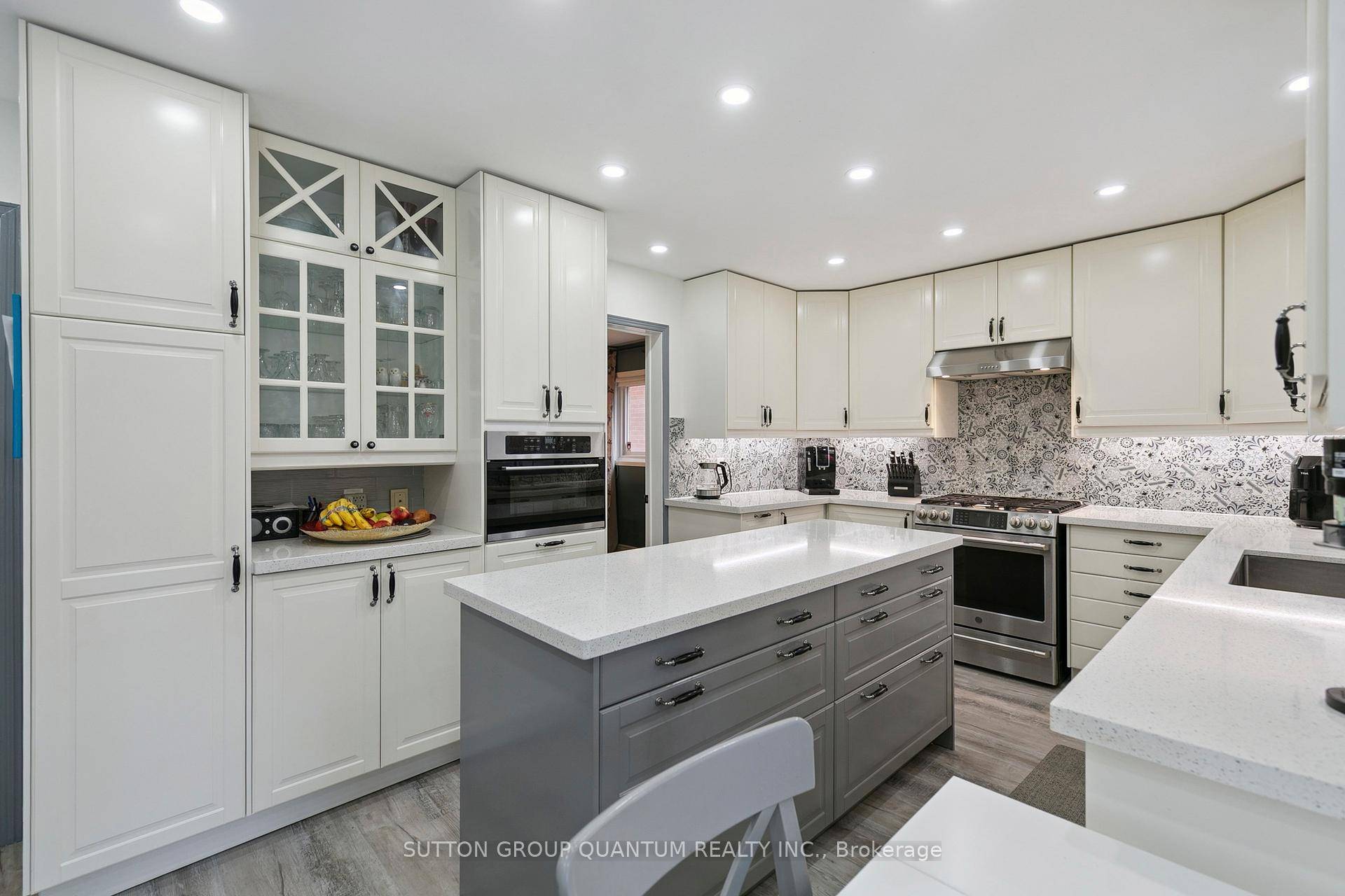 Nestled in a super quiet and well established neighborhood, this exquisite two storey all brick detached home represents an excellent price for a perfect blend of elegance and functionality on ...