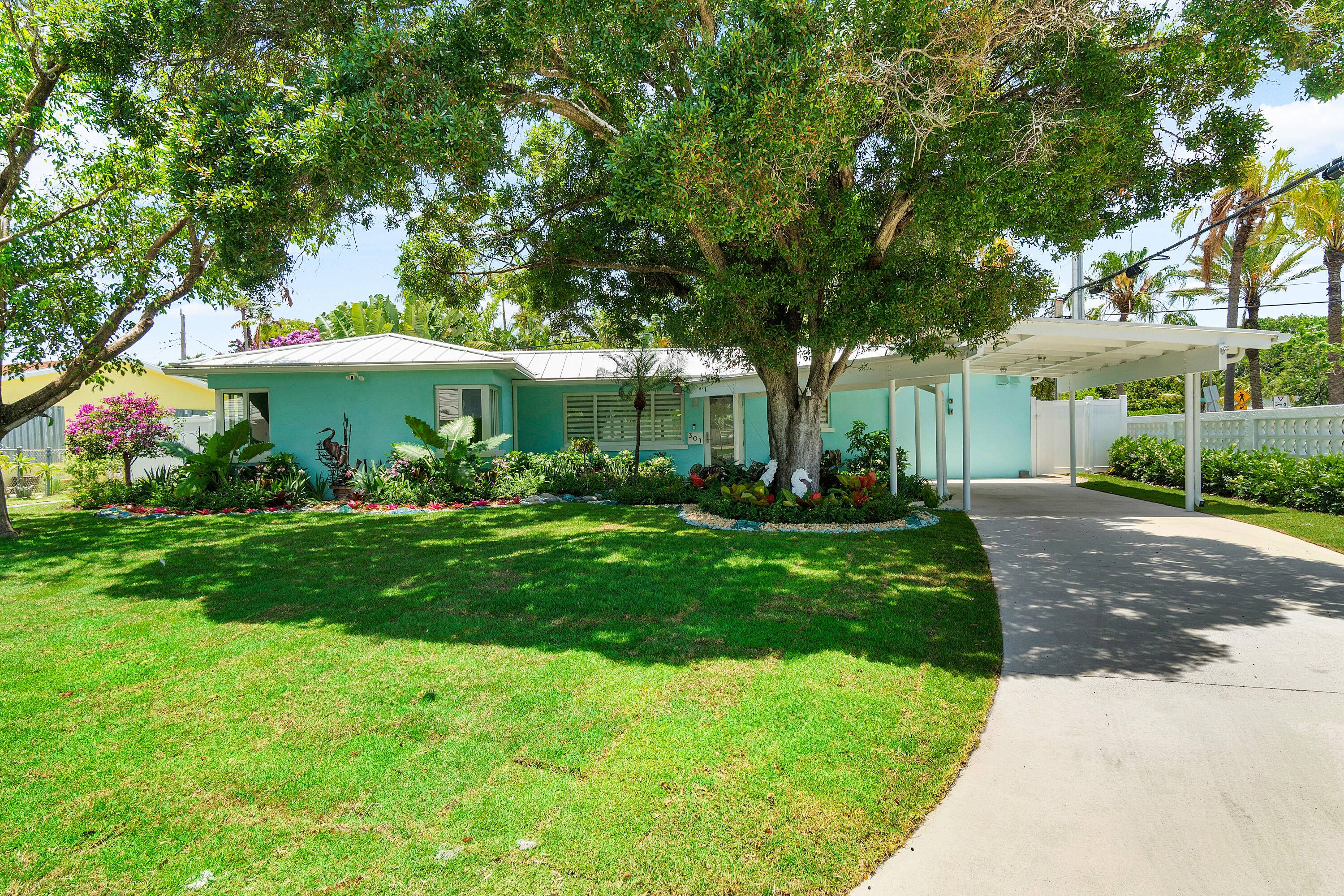 Great opportunity ! Located in the heart of SoSo, this beautifully reimagined Mid Century Modern home is a true Florida retreat completely renovated while preserving the essence of the original ...