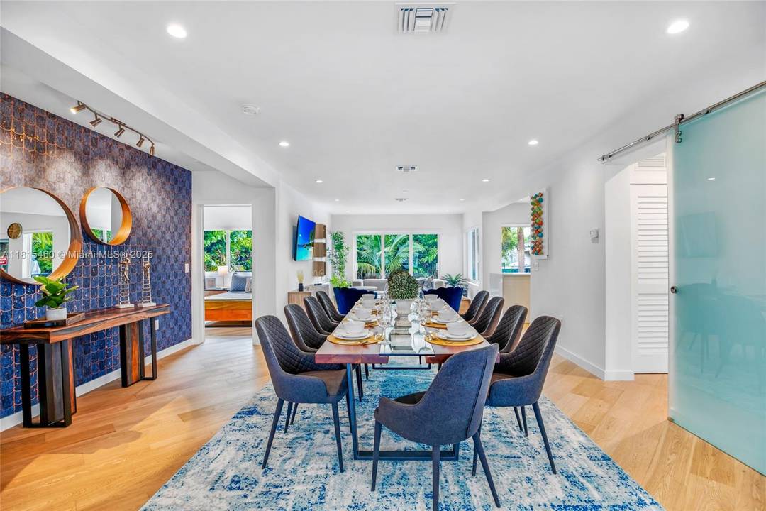 Welcome to 9, 513 sqft of lot 2 folios combined this beautifully renovated 3 bed, 3 bath home in Miami s vibrant Brickell area.