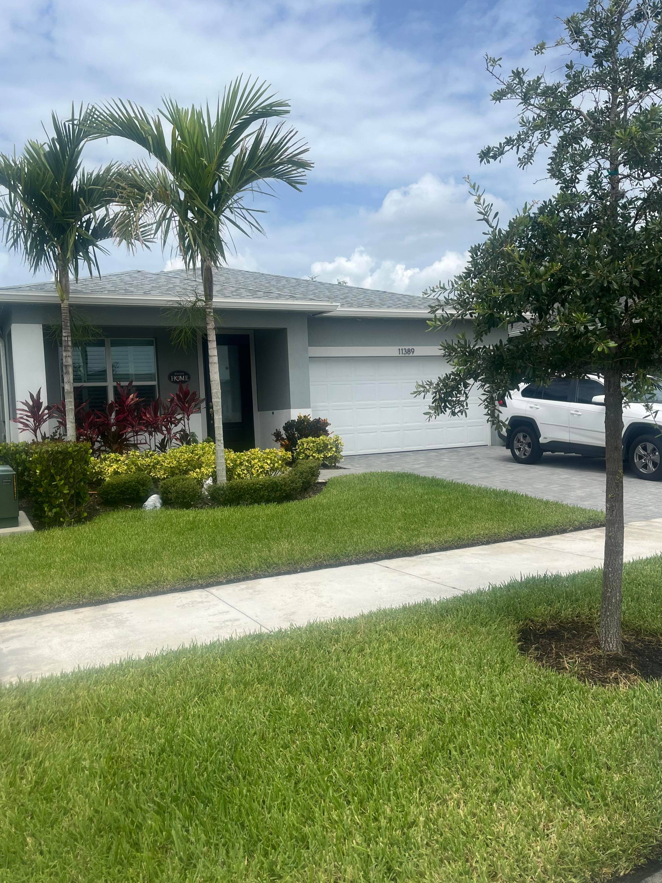 Live the Tradition lifestyle of luxury and community in your newer 4 3 2 in sought after Manderlie.