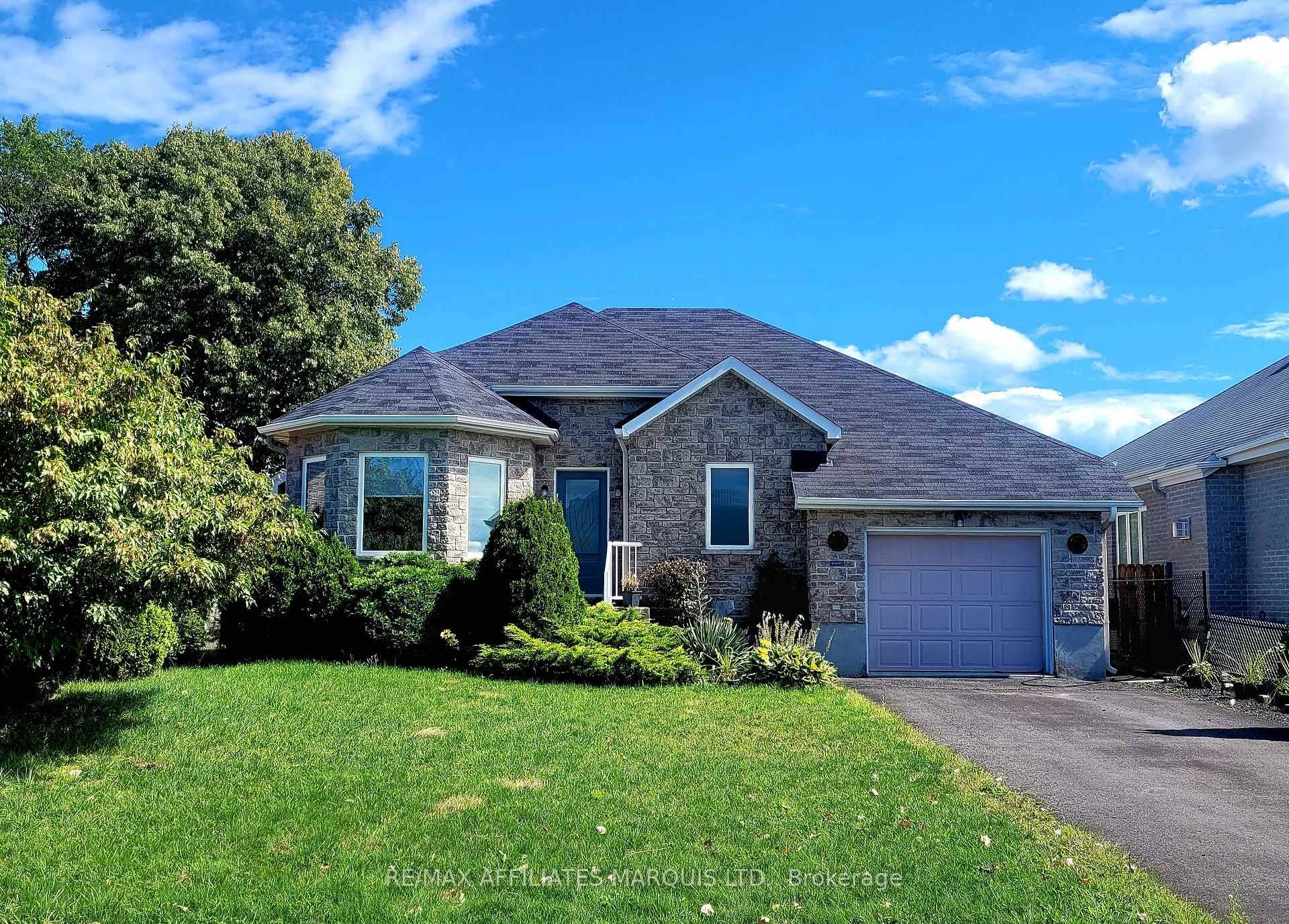 You'll absolutely love this stunning contemporary bungalow !