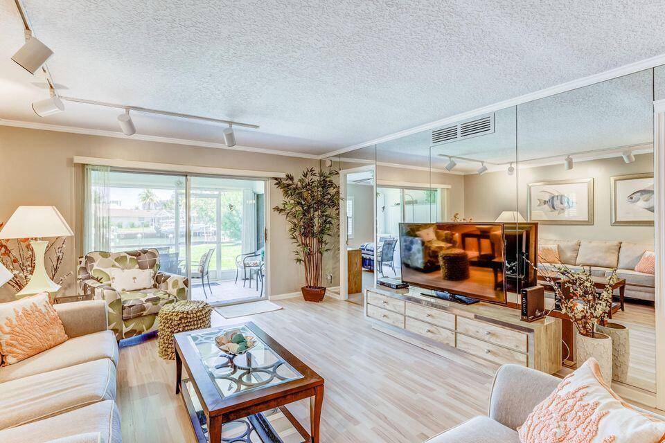 WOW 1ST FLOOR, END UNIT ON THE MARINA WITH 3 BEDROOMS, LAMINATE WOOD FLOORS, WASHER AND DRYER IN UNIT, UPGRADED FURNITURE IMMACULATE.