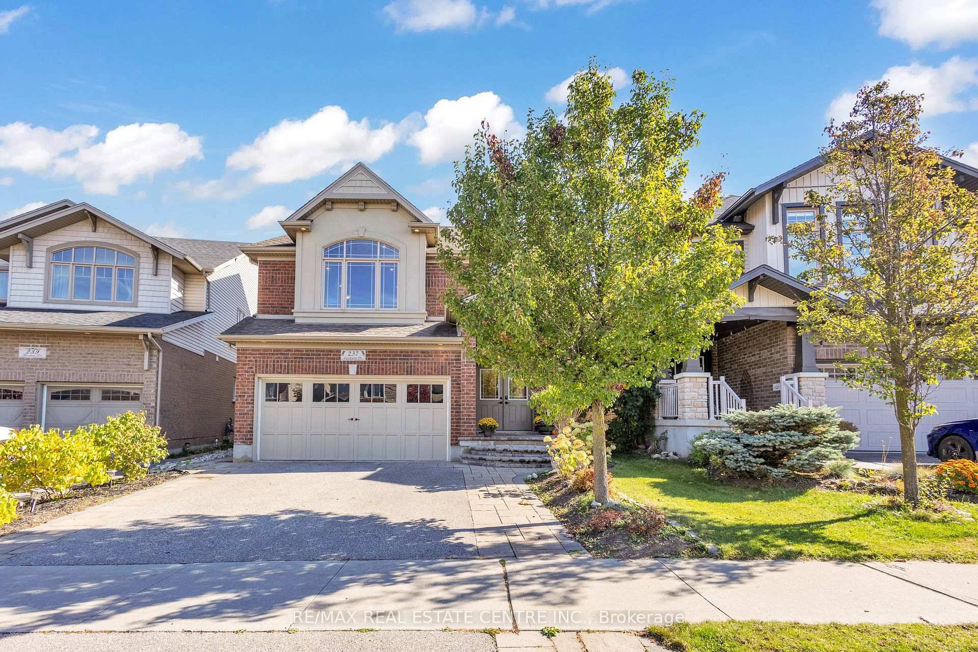 LEGAL ACCESSORY APARTMENT FULL RENTAL BASEMENT POTENTIAL Welcome to this stunning 4 bedroom, 4 bathroom home in one of Guelph's most sought after neighborhoods, Westminster Woods.