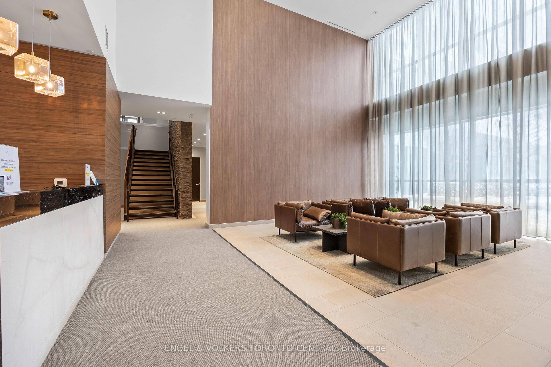 Beautiful bright condo, never lived in.