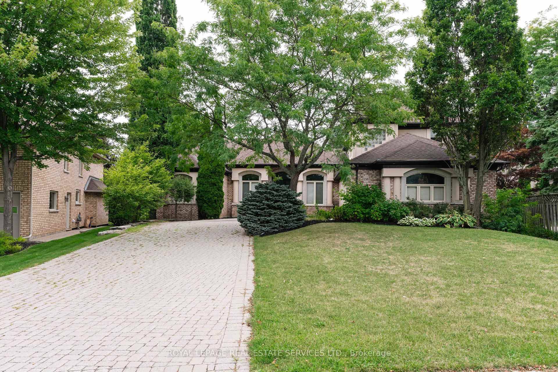 This Stunning Custom Executive Bungaloft is a rare offering, located in Ancaster's coveted Oakhill neighborhood and facing the Somerset Park.