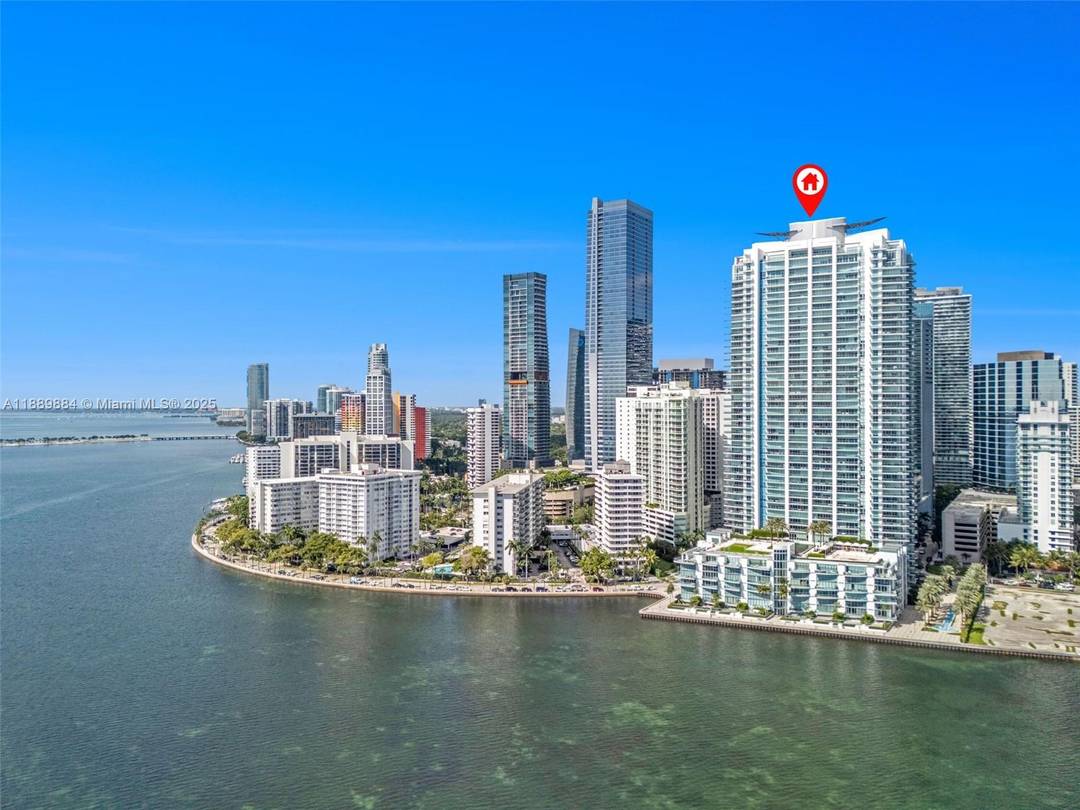 Gorgeous apartment in the prestigious JADE Brickell building.