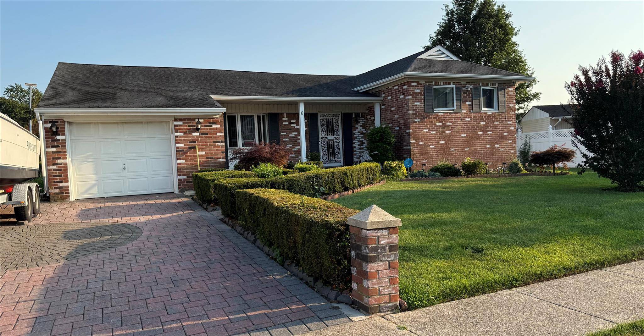 Sprawling split in Jefferson Estates with great curb appeal.