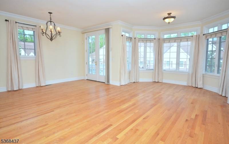 Welcome to Lakeside Villas at Watchung, a serene 55 community offering privacy, yet just across from the picturesque Watchung Lake park, Water Wine, a renowned gourmet restaurant, and Pourtuga, the ...