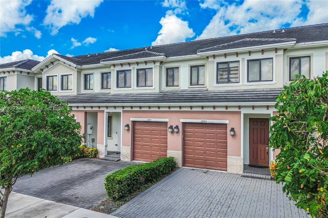 Rarely available townhome in Hidden Lakes !