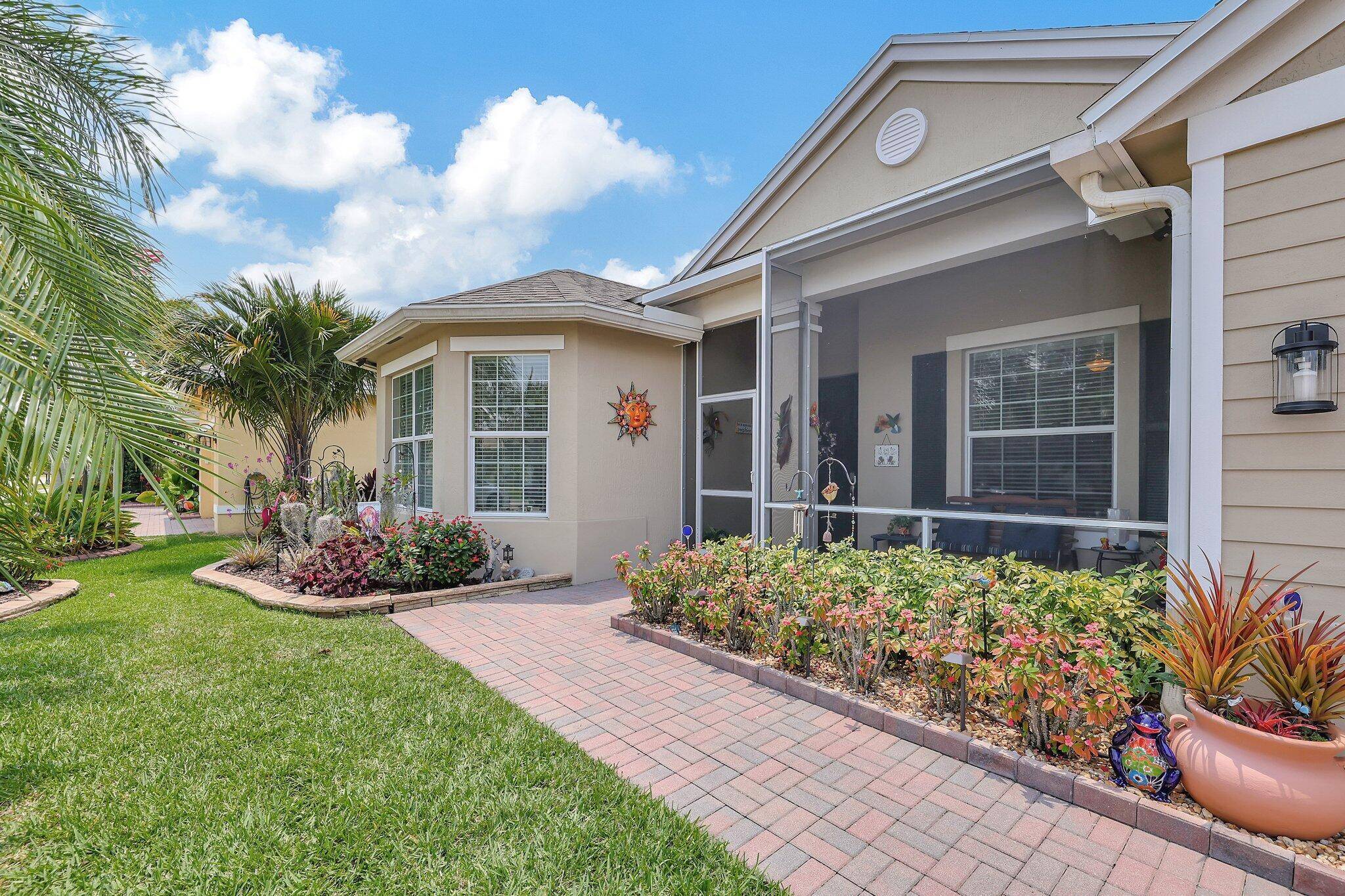 This spacious immaculate snow bird's home is in Bedford Park, which is a quiet family neighborhood, and is one block from the clubhouse pool and only 0.