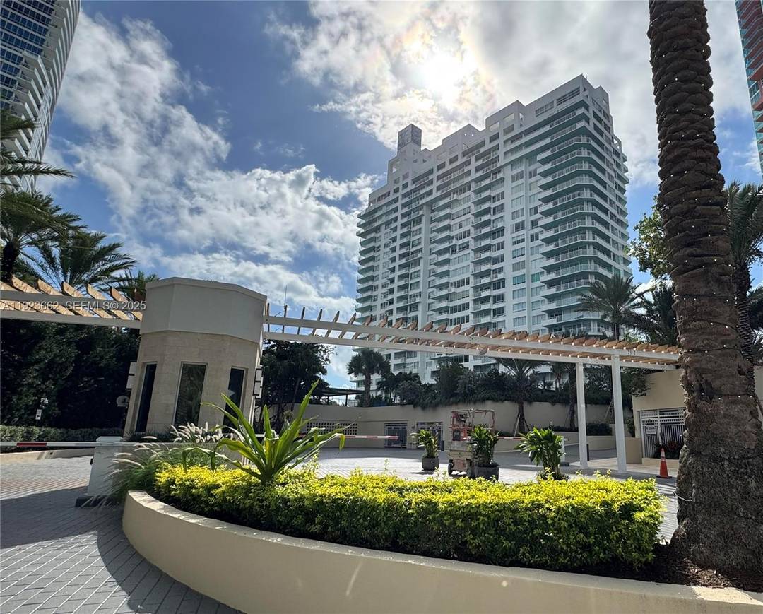 Turn key High end modern renovated high floor corner residence with breathtaking ocean and city views from the best location and neighborhood in Miami Beach ; south of fifth, 3 ...
