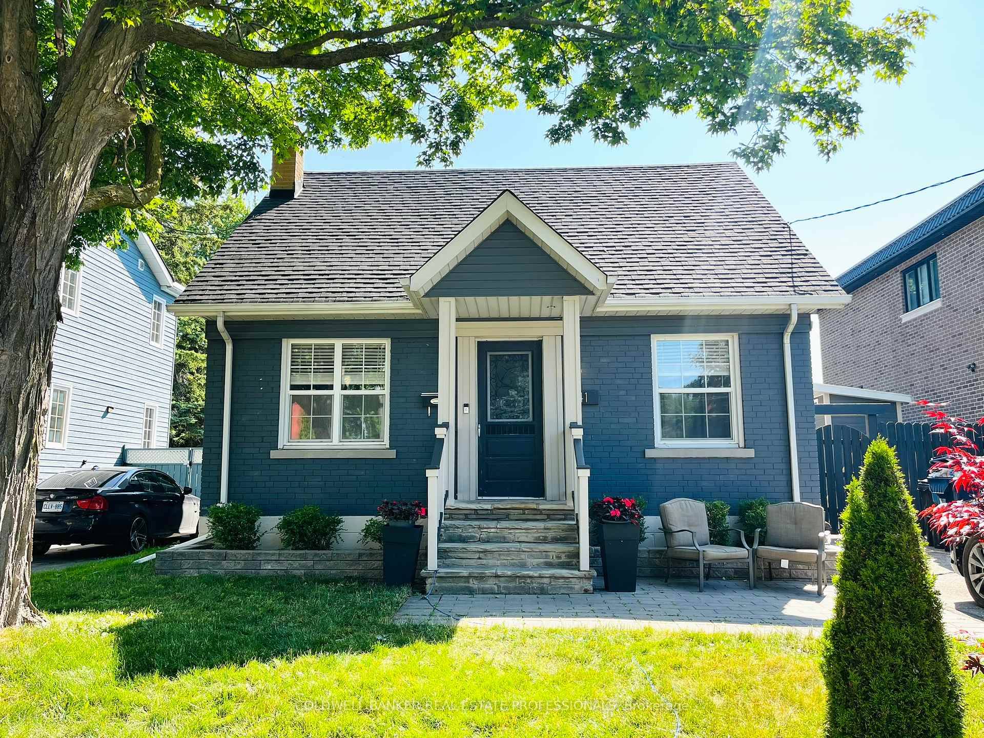 Welcome to 41 Allister Ave Cottage Living in the City !