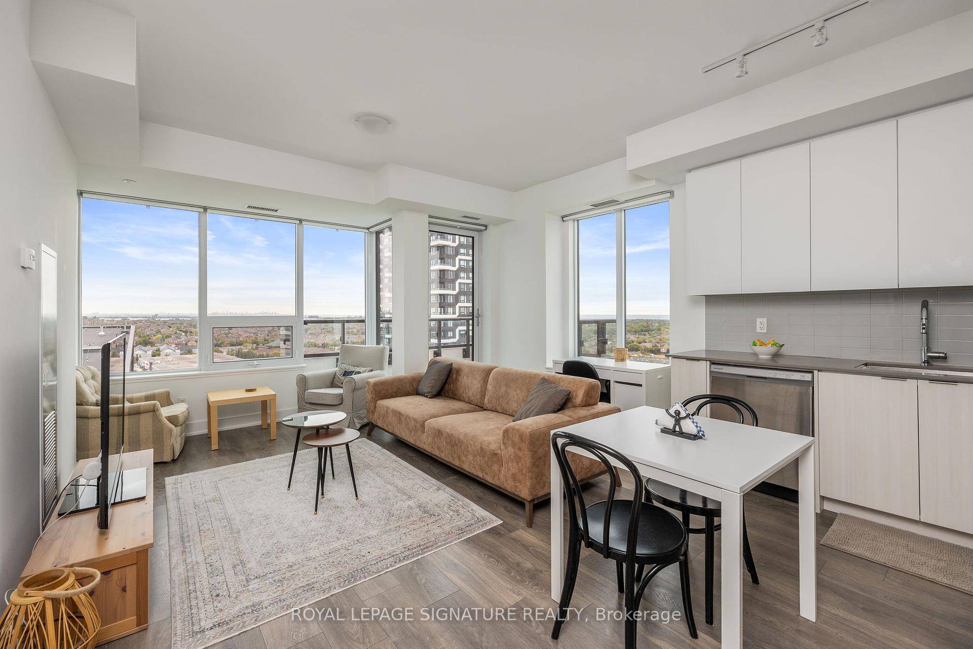 Beautifully maintained 2 Bedroom, 2 Bathroom suite with 1 Parking and 1 Locker in the heart of Uptown Oakville, offering stunning unobstructed views of the Toronto skyline and Lake Ontario ...