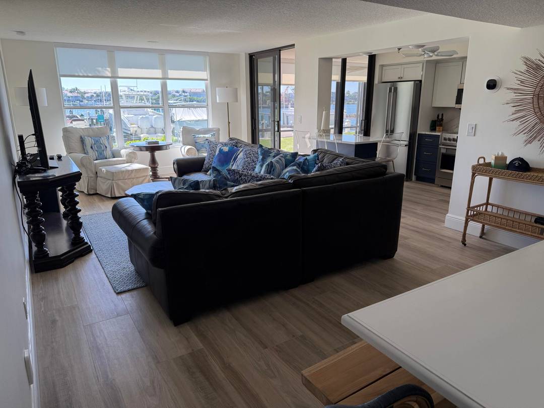 Experience Florida coastal living at its finest in this stunning seasonal ground floor condo located in exclusive Jupiter Cove.