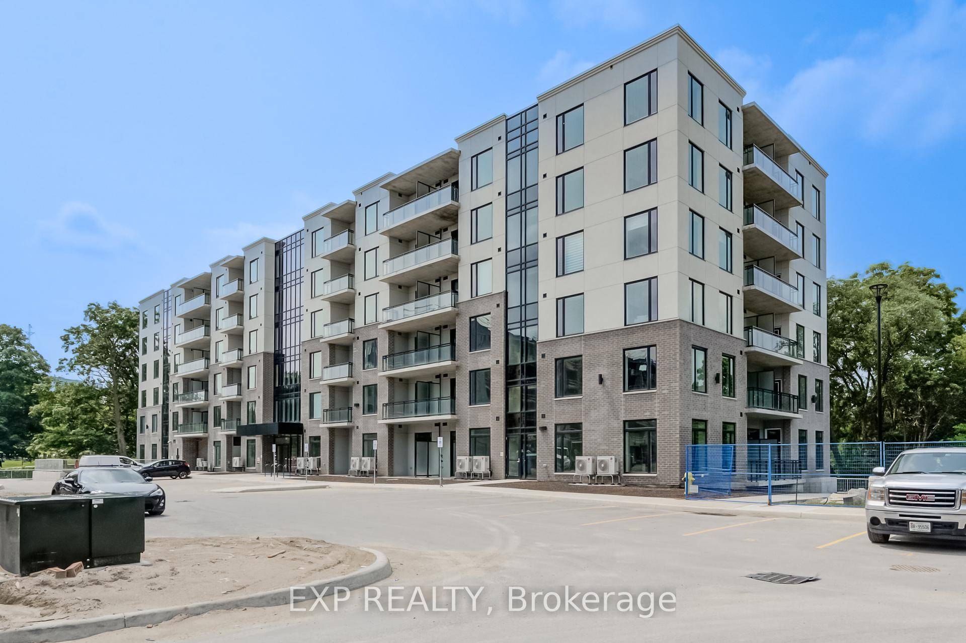 Bright amp ; Spacious 2 Bdrm amp ; 1 Bthrm Condo In Sought After 'Uptown' Waterloo !