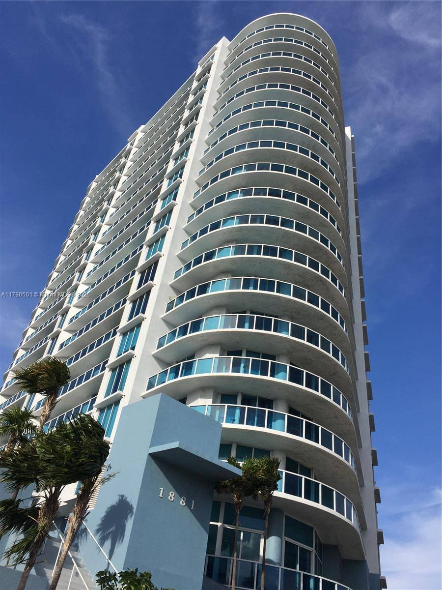 STUNNING MILLION DOLLARS WATER VIEW, OVERLOOKING MIAMI BEACH AND MIAMI DOWNTOWN SCENES.