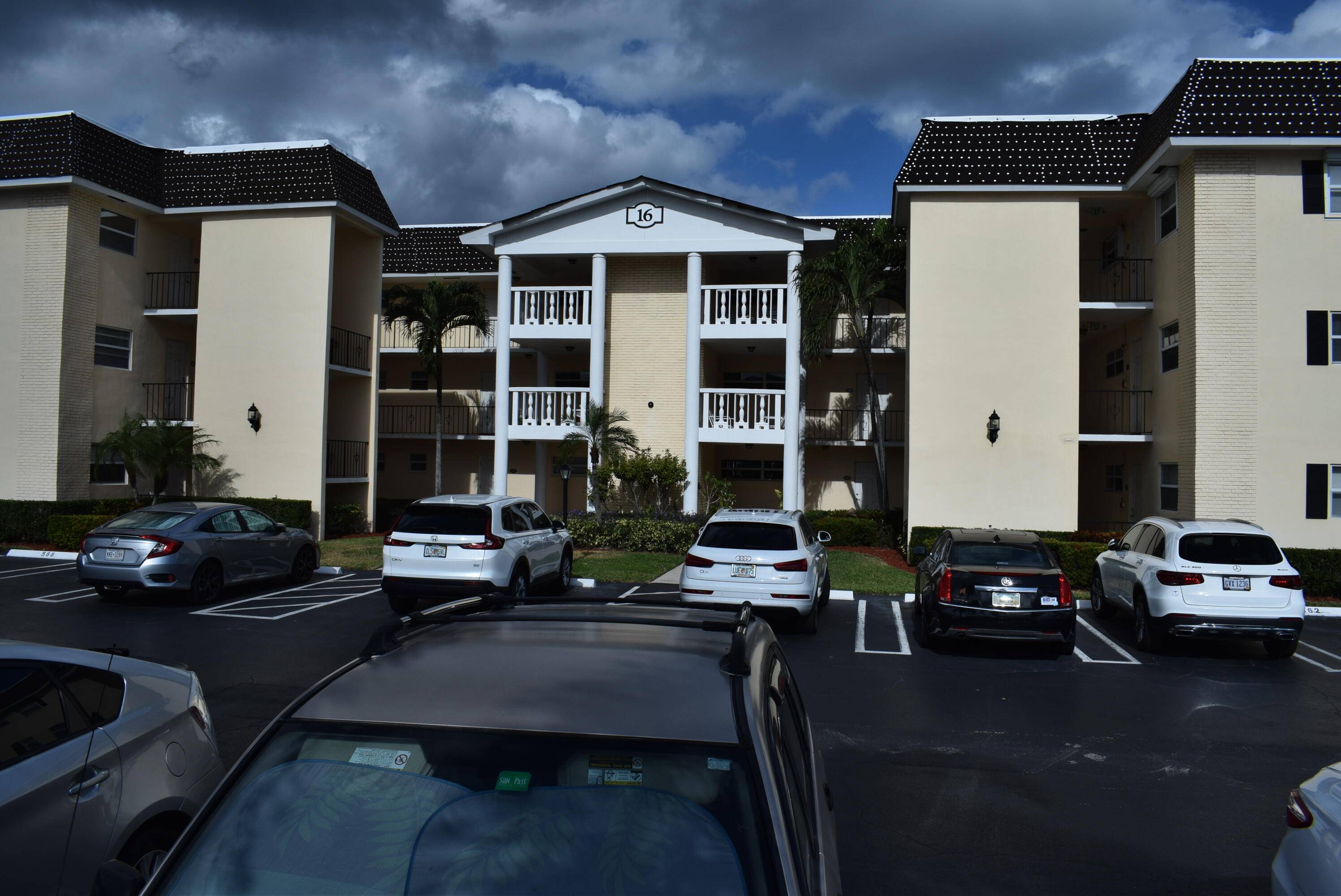 Spacious and well maintained one bedroom, 1.