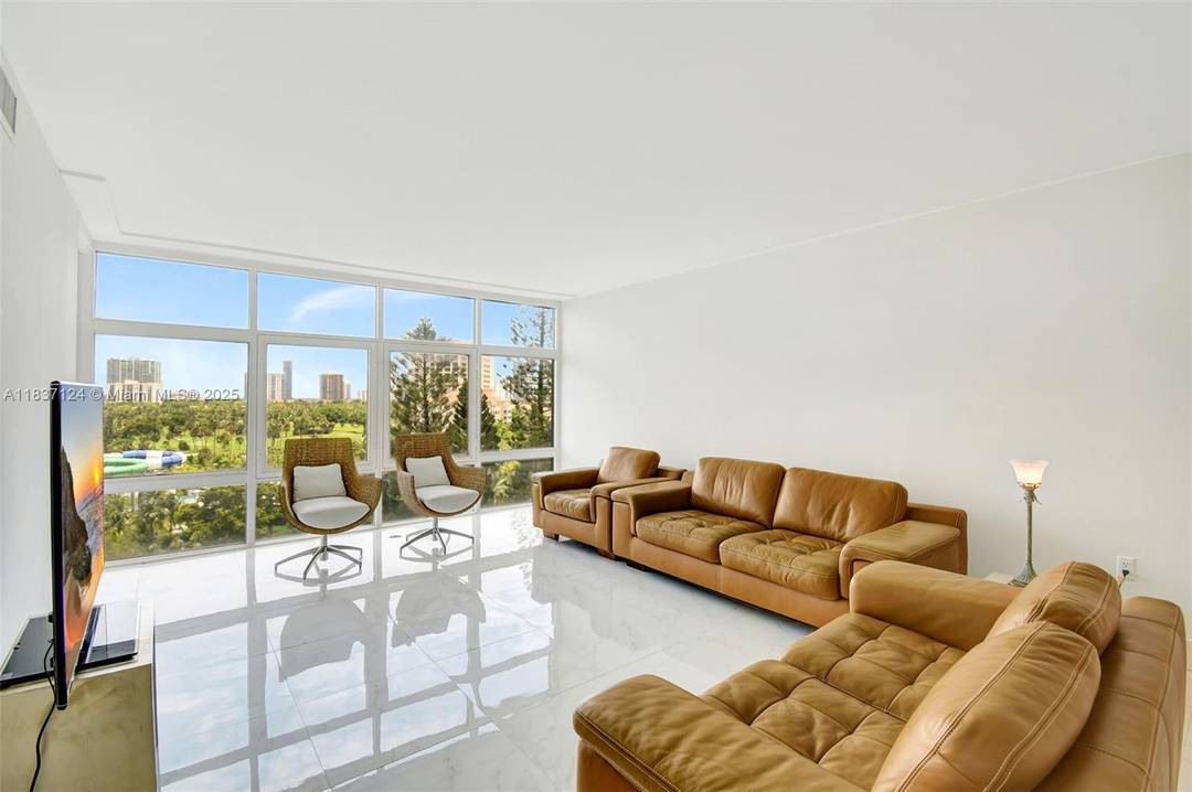 Bonavida Condo Aventura Corner unit 1, 308 sq.