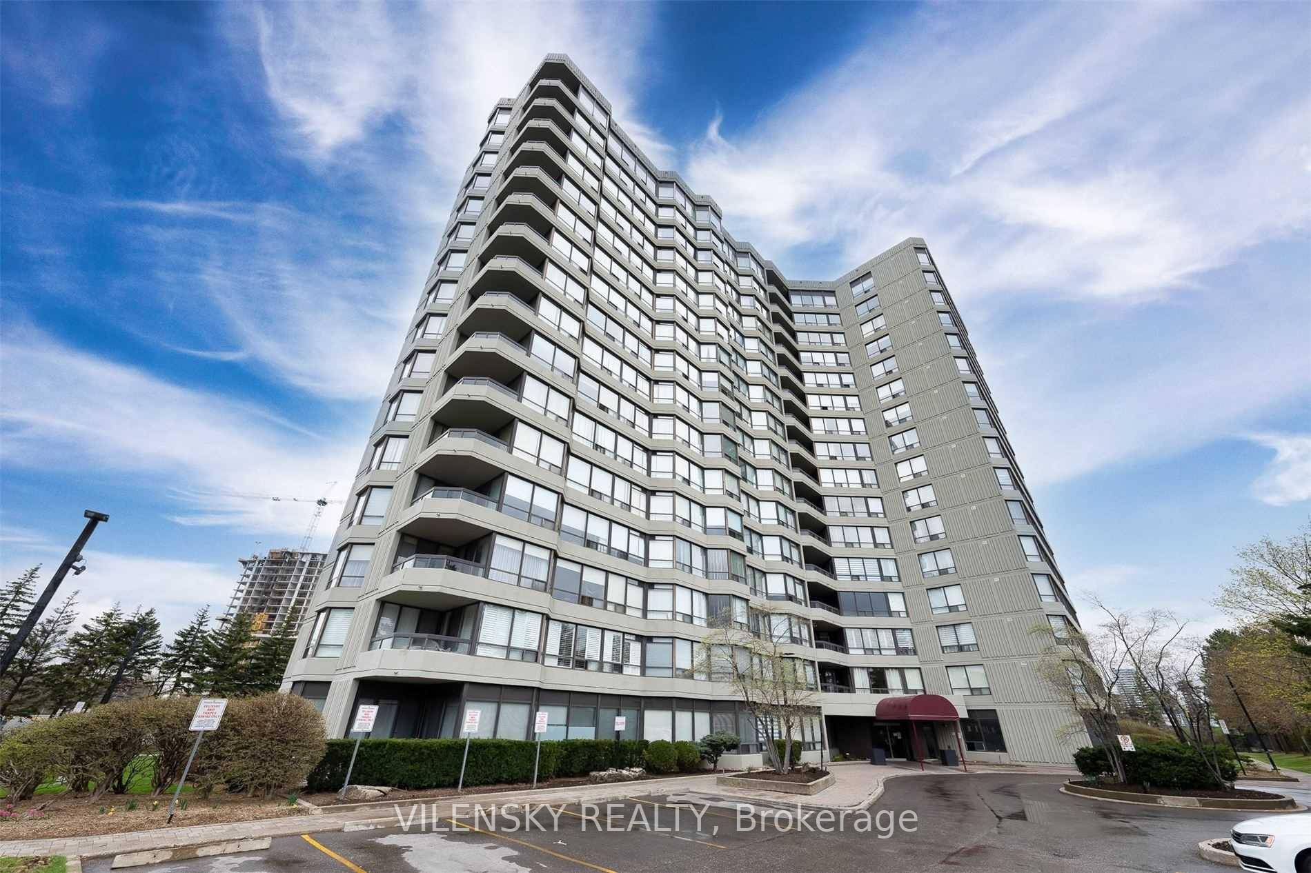 Luxury Living In The Heart Of Thornhill !