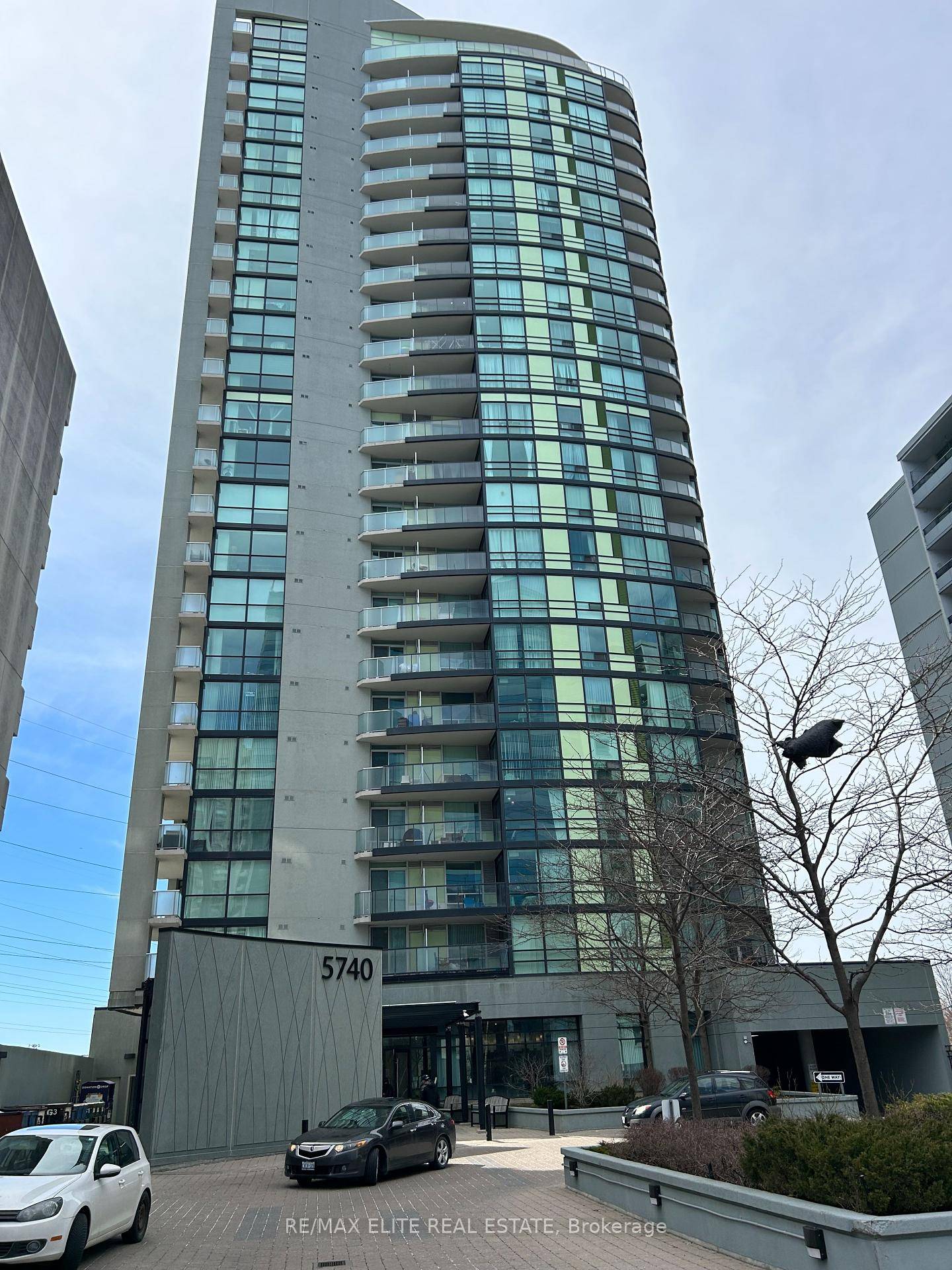 2 Bedrooms Plus Den With 2 Full Baths, parking and locker ; 2 Balconies The Beautiful Palm Building.