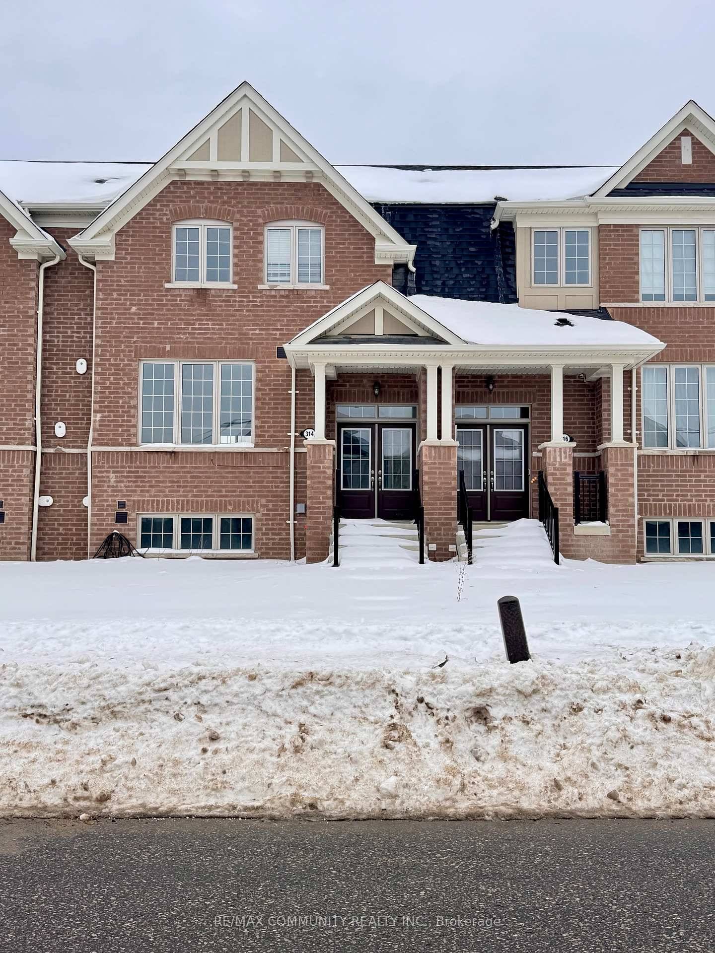 This stunning 3 1 bedroom, 3 bathroom, two story freehold townhome is located in Whitby's prestigious Whitby Meadows community, offering modern living at its finest.