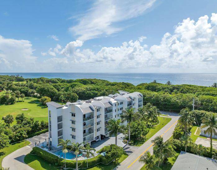 This charming apartment is just a short stroll away from the beach, offering the perfect combination of comfort and coastal convenience.