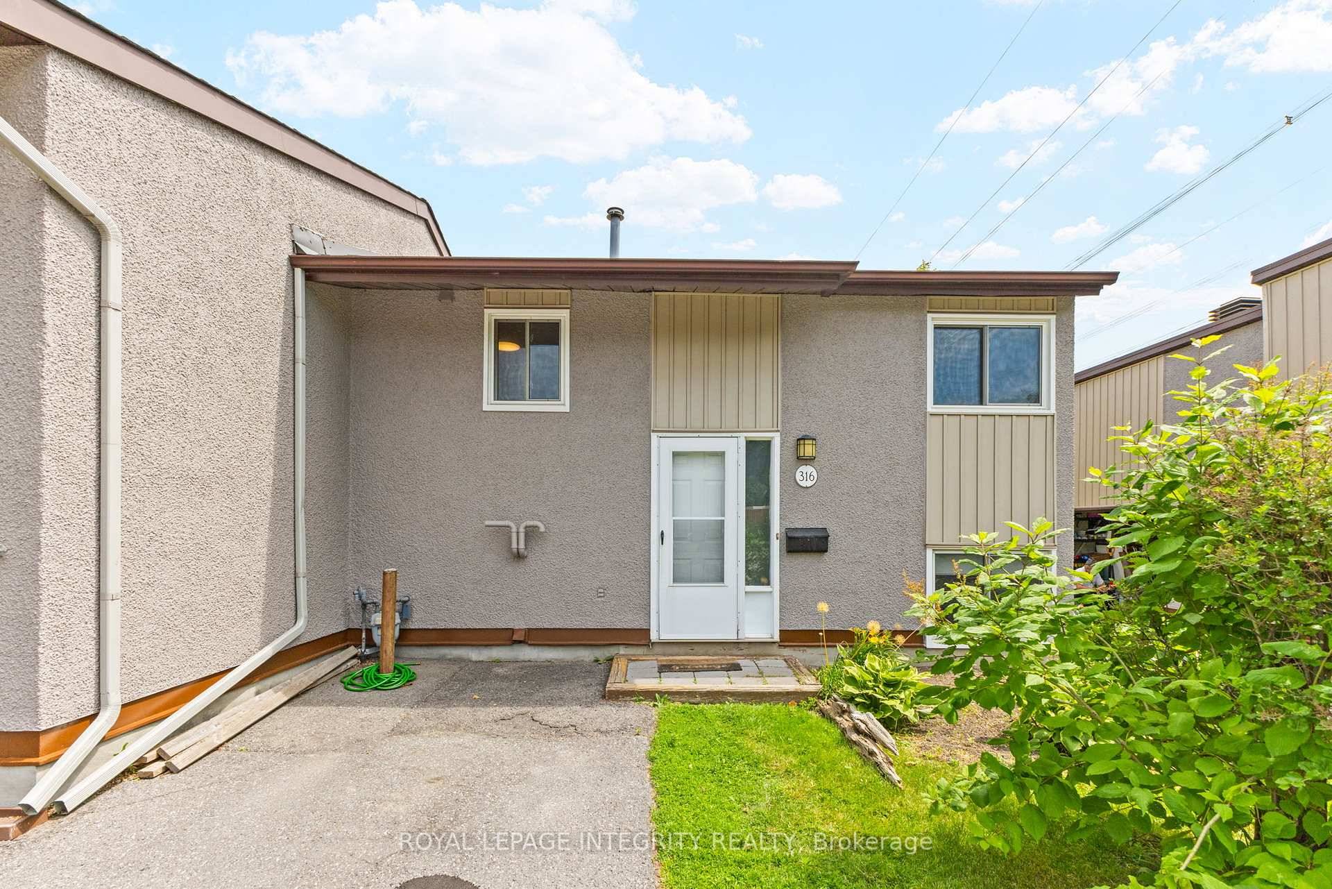 Gorgeous end unit with no rear neighbours !
