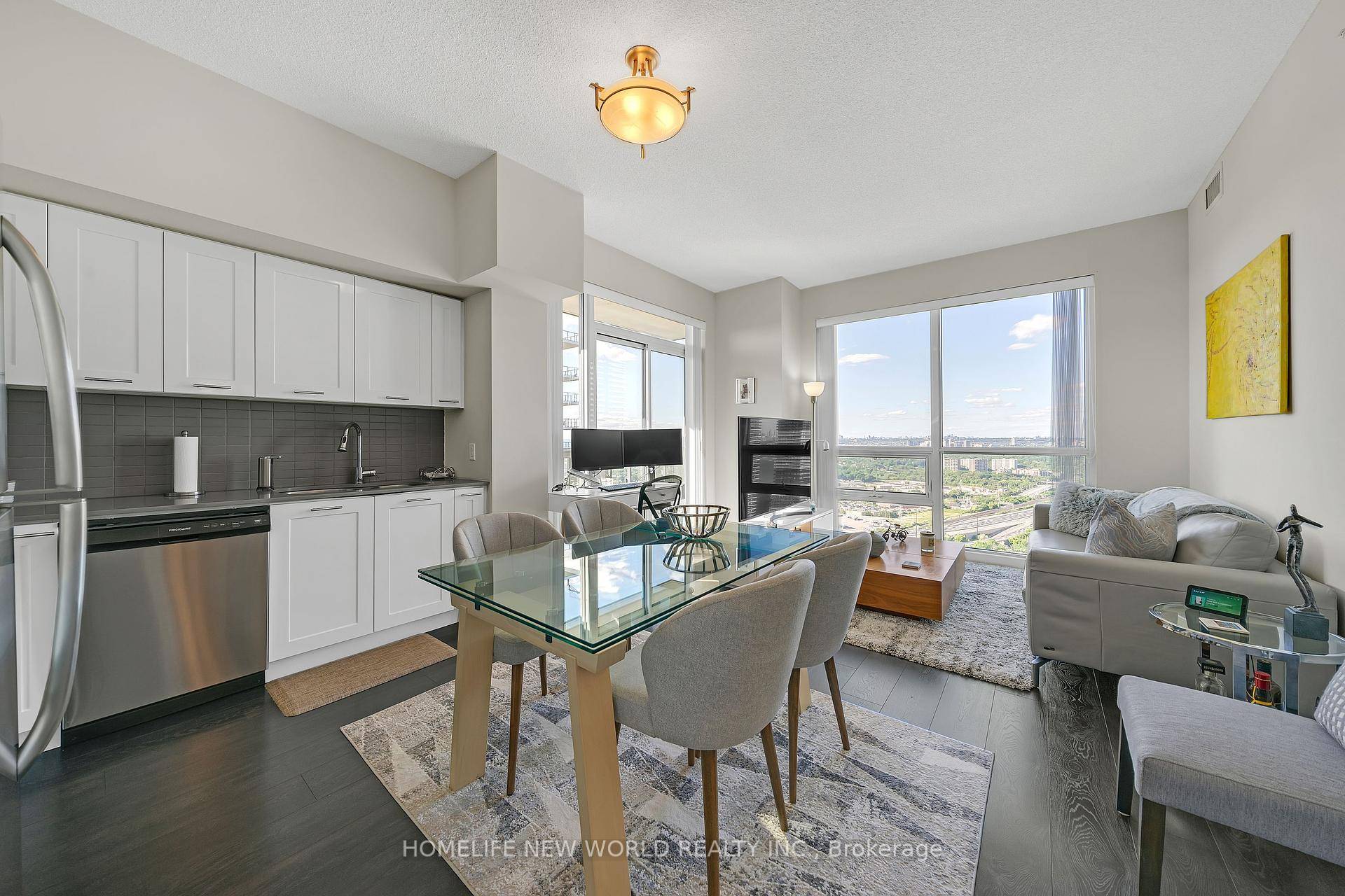 Lakeside Luxury Meets Urban Convenience in Mimico !