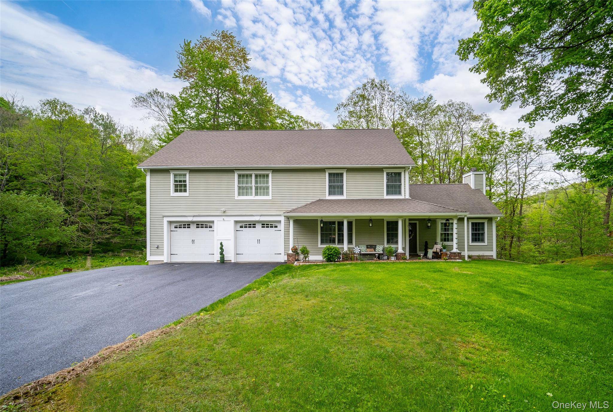 Tucked away in picturesque Haviland s Hollow lies this beautiful Colonial home on 14.