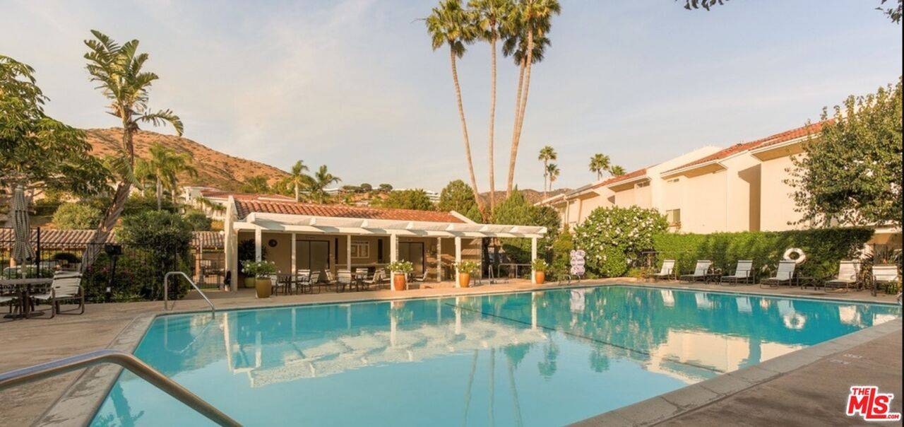 23916   De Ville Way 2BR Malibu La