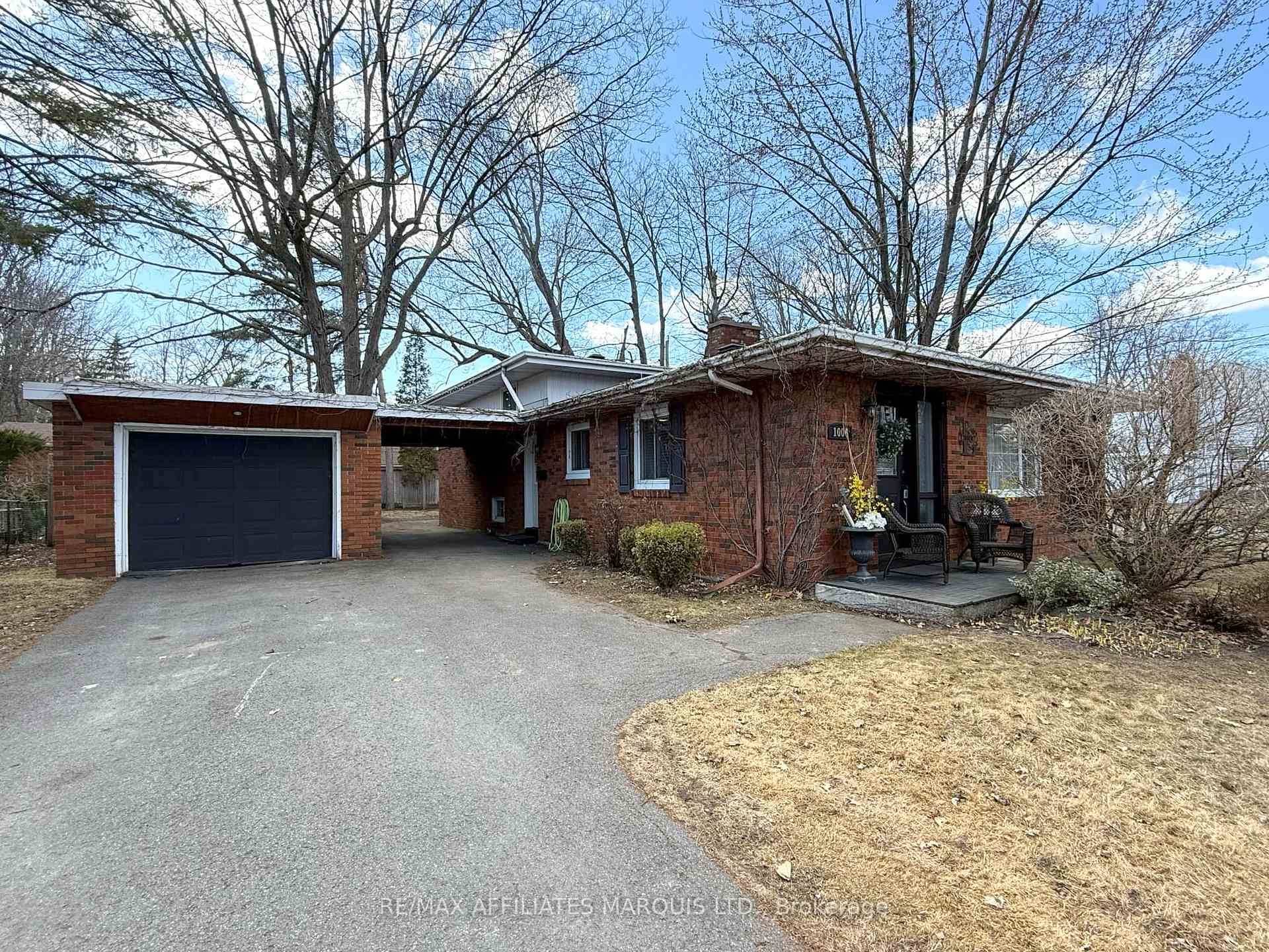 In the heart of sought after Riverdale, this standout brick back split blends character and contemporary comfort in all the right ways.