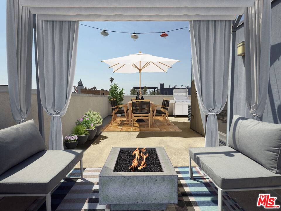 5633   Observation Ln 2BR Hollywood Hills East La