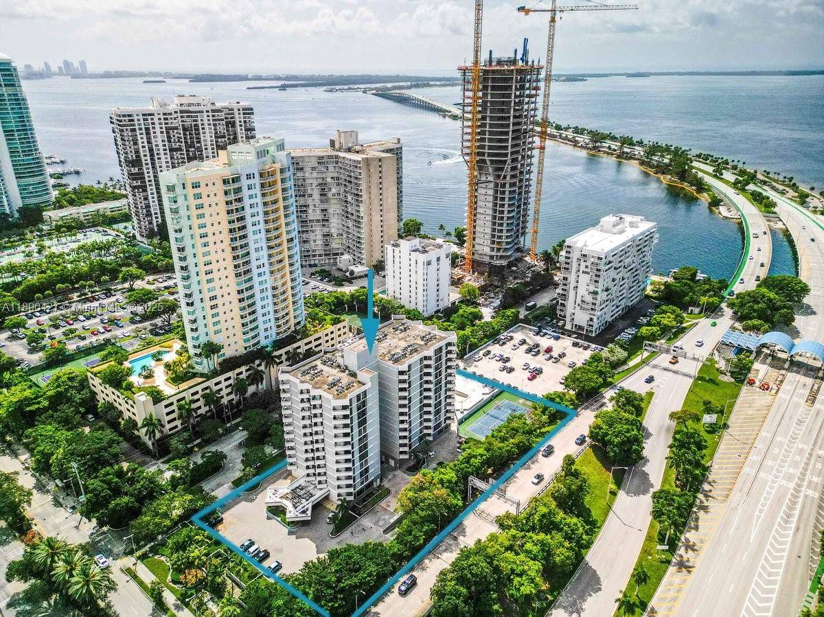 OWNER MOTIVATED ! Spacious and bright Two bedrooms and two full bathrooms split plan unit on the 11th floor in original conditions at the prestigious Brickell Park Condominium is now ...