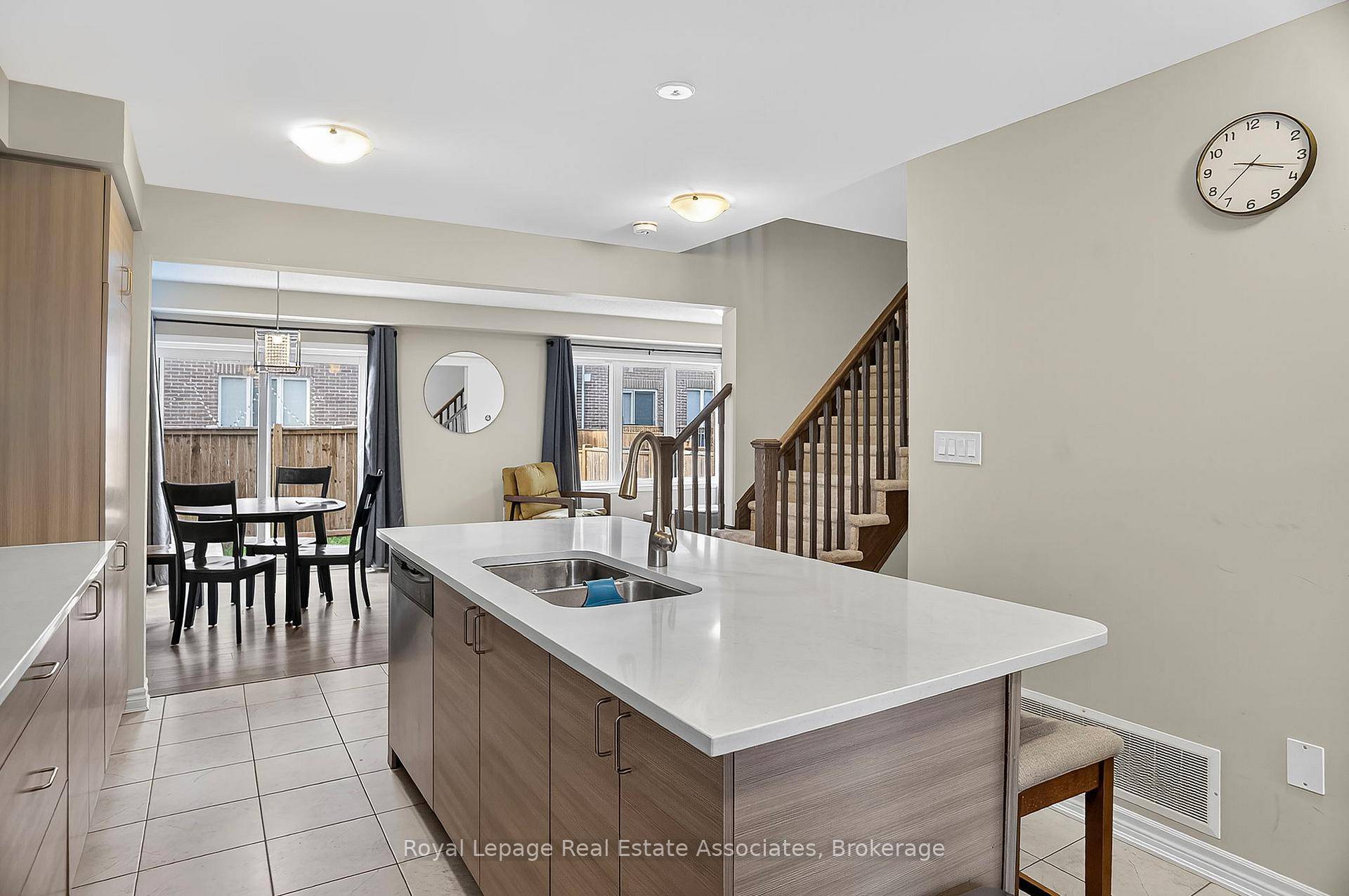 Welcome to this beautiful townhouse for lease in Milton's highly sought after Ford neighbourhood !