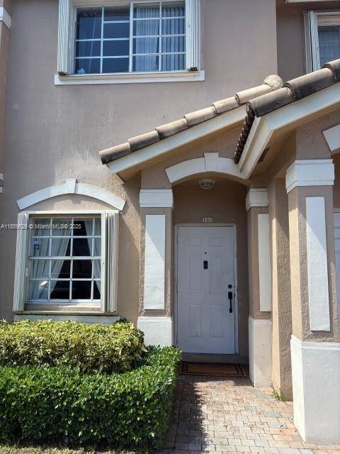 nice townhome ready to move in clean, with nice floor and new appliances, enjoy the amenities of the quiet and well maintained community.