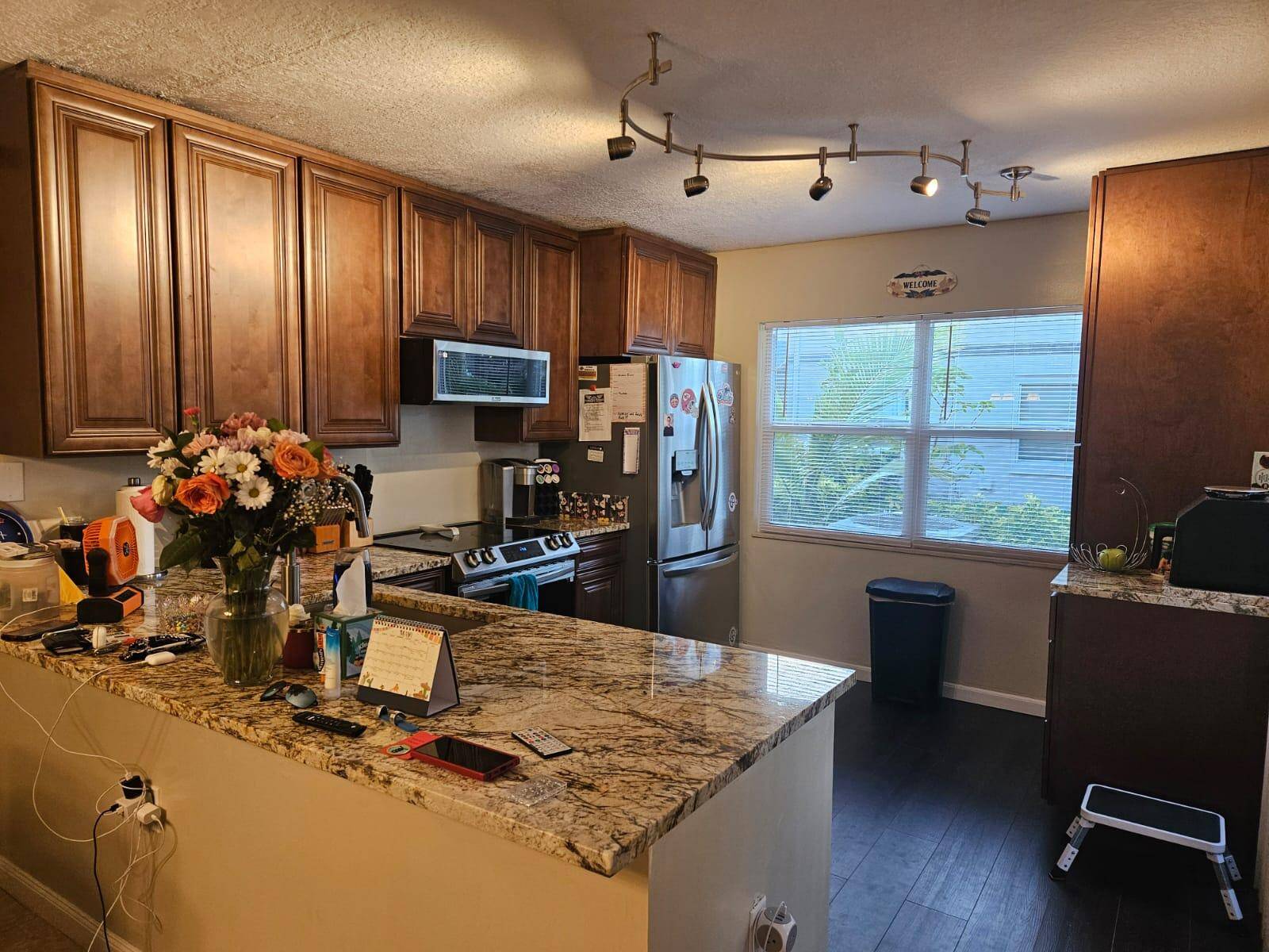 2 2. 5 TOWNHOME WITH 2 BEDROOMS UPSTAIRS, EACH WITH IT'S OWN BATHROOM.