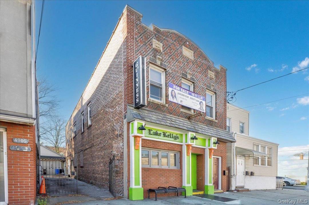 DELIVERED VACANT ! Prime mixed use building for sale in Woodside, Queens.