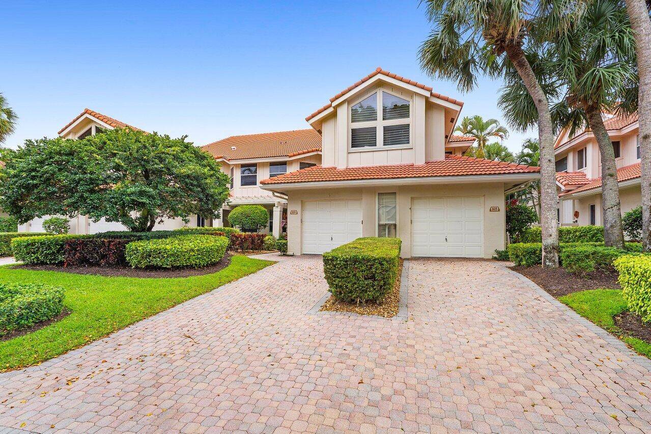 This perfect condo is ready for you to make your own !