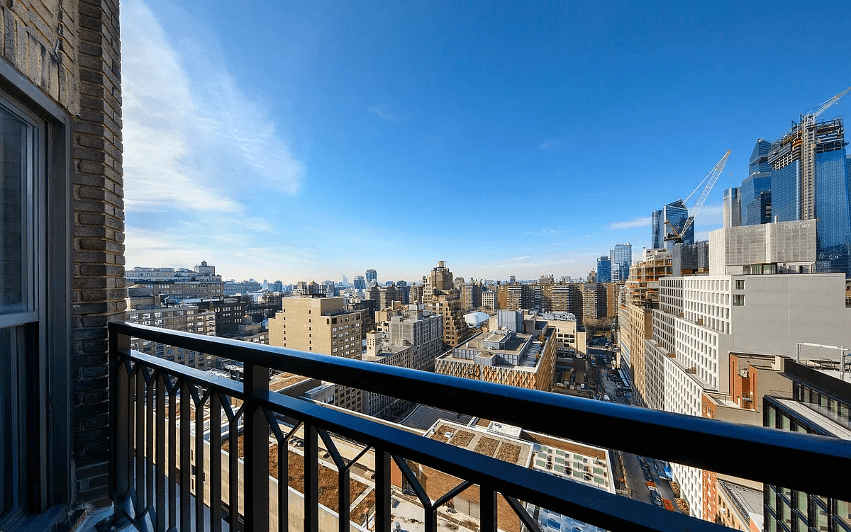 NEXT SHOWING FRIDAY 6 6 3 4PM LG 1 BED W BALCONY 19TH FL.