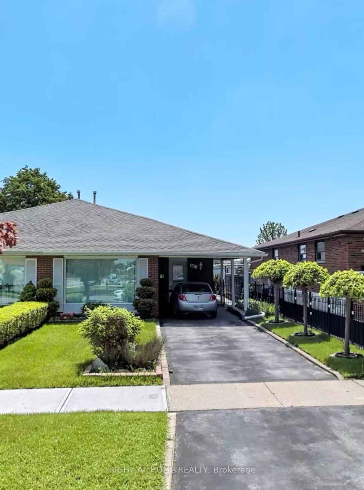 Welcome to 930 Flagship Drive, a move in ready charming home in the highly desirable Applewood Heights community of Mississauga.