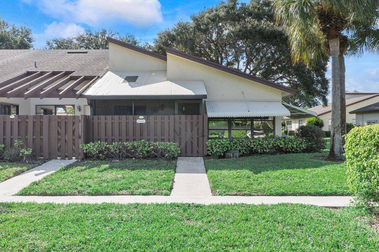 Enjoy easy Florida living in this California style 2 BR 2BA corner villa with WASHER DRYER situated in High Point of Delray West Sec.