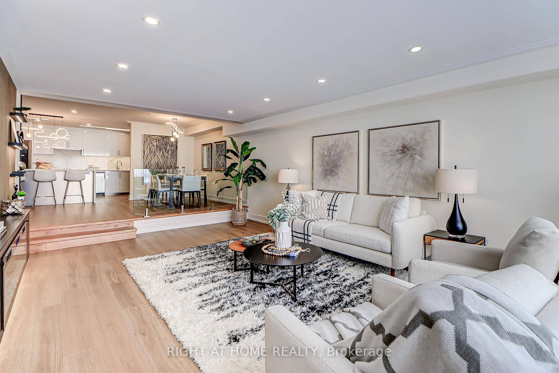 Luxurious, exceptional city living at its finest in the iconic Carlton on the Park by Tridel.