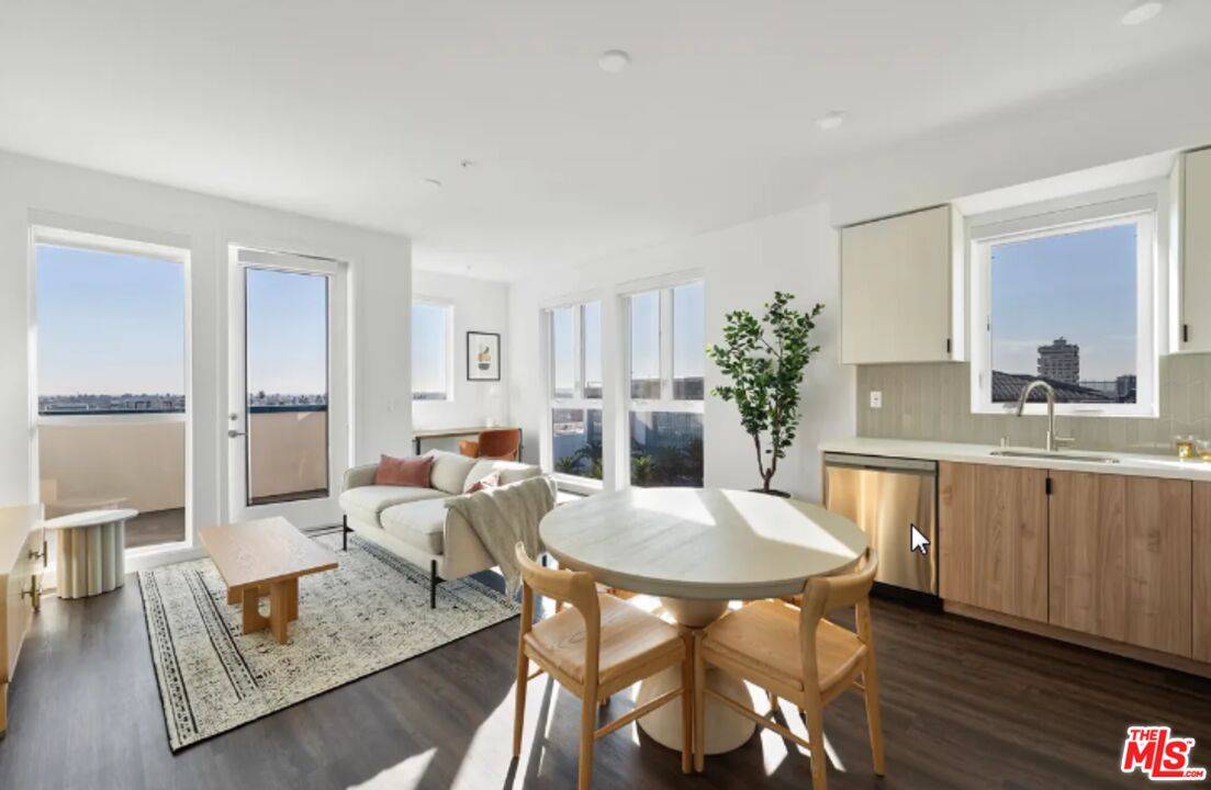 689 S Catalina St 2BR Hancock Park La