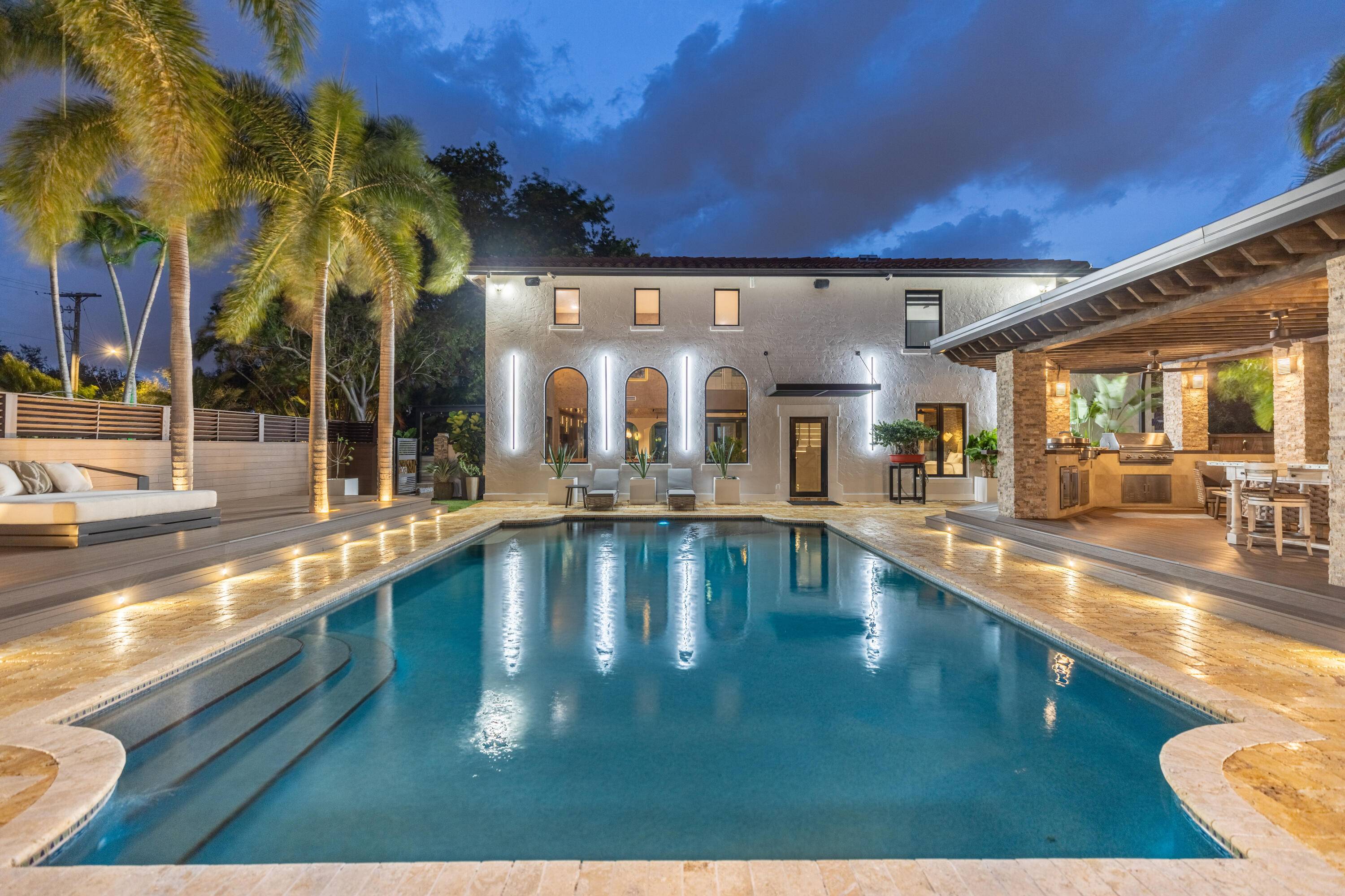 Magnificent Luxury, walk to Mizner !