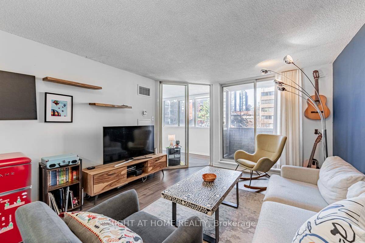 Cabbagetown Classic ! bright and spacious corner unit.