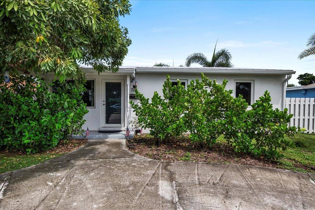 Charming West Palm Beach Seasonal LeaseThis charming 3 bedroom, 1 bath bungalow offers a blend of comfort, convenience relaxation for your South Florida stay.