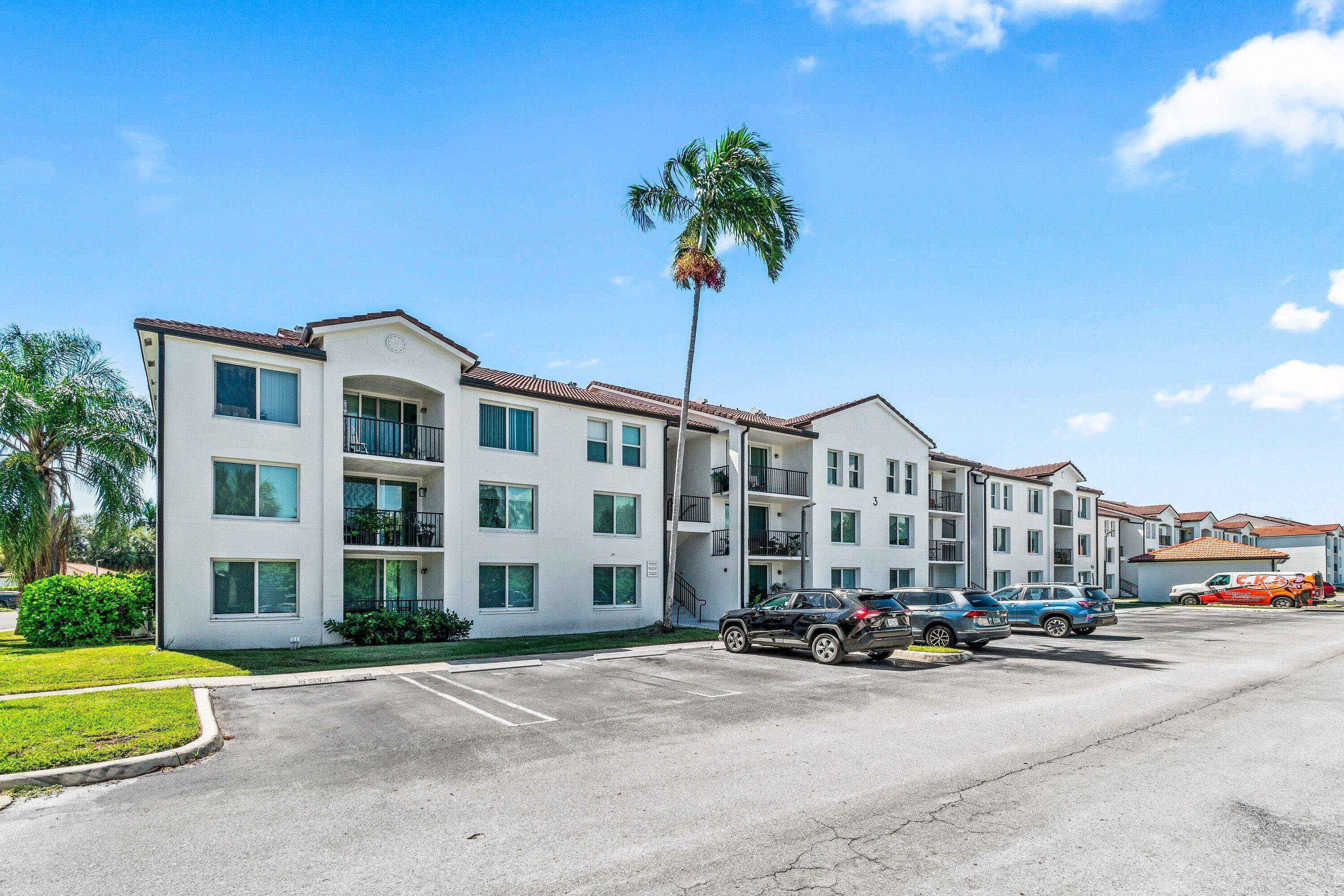 Move right in to this updated 1 bedroom, 1 bath condo located in a desirable gated community just minutes to the beach and downtown Atlantic Ave.