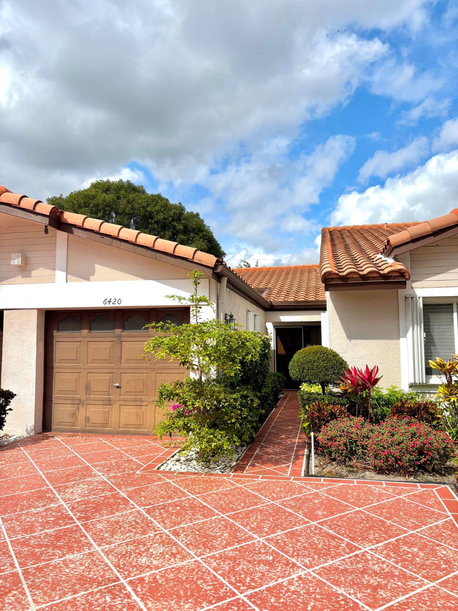 UPDATE You wont find a better deal in the complexAMAZING BONES AND MINIMAL WRK NEEDED, HOA COVERS ROOF !
